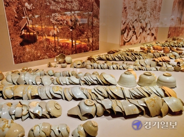경기도는 한반도 중심으로 지리적 위치와 중국 교역의 요충지로써 도자문화를 꽃피웠다. 가평 하판리와 안성 화곡리에서 발굴된 17~18세기 조선시대에만들어진 도자 파편들.윤원규 기자