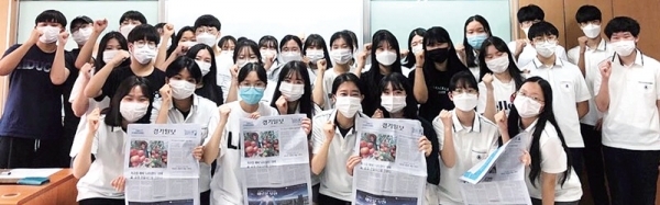 ▲ 수원 대평고 교지편집반과 영자신문반 학생들이 직업특강 후 기념사진을 찍고 있다.