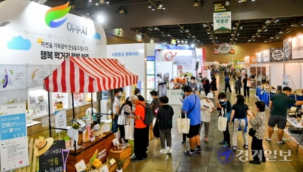 ‘2020 대한민국 명품특산물 페스티벌’이 개막된 16일 오전 고양 킨텍스 1전시장에서 관람객들이 전국에서 모인 명품 지역특산물을 구매하고 있다. 경기일보 등 대한민국지방신문협의회 주최, 킨텍스ㆍ메쎄이상(MESSE ESANG) 공동 주관으로 열리는 이번 박람회는 오는 19일까지 계속된다. 윤원규기자
