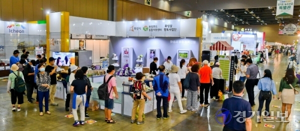 ‘2020 대한민국 명품특산물 페스티벌’이 개막된 16일 오전 고양 킨텍스 1전시장에서 관람객들이 전국에서 모인 명품 지역특산물을 구매하고 있다. 경기일보 등 대한민국지방신문협의회 주최, 킨텍스ㆍ메쎄이상(MESSE ESANG) 공동 주관으로 열리는 이번 박람회는 오는 19일까지 계속된다. 윤원규기자