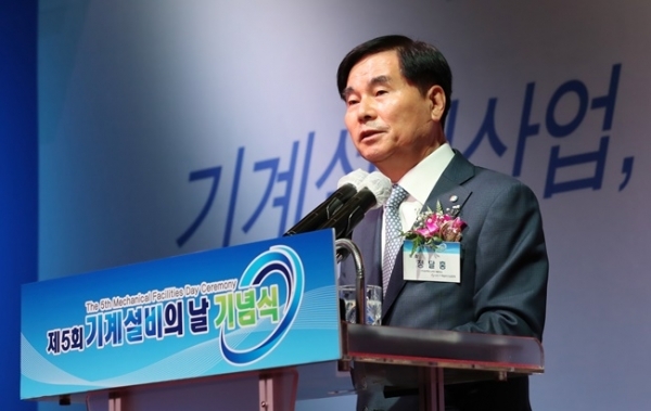 정달홍 대한기계설비건설 회장이 제5회 기계설비의날을 맞아 축하 연설을 하고 있다.