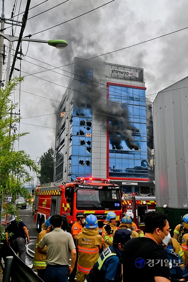18일 오전 11시 25분깨 의왕시 오전동의 한 화장품용기 제조 공장에서 화재가 발생했다. 화재원인은 현재조사중이고. 현재까지 중상 3명, 경상 8명의 환자가 발생하여 병원으로 후송됐다. 윤원규기자