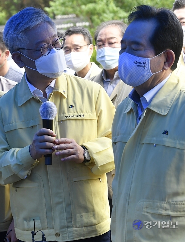 정세균 국무총리와 이재명 경기도지사가 18일 포천시 일동면 양돈농장에서 아프리카돼지열병 방역 현장을 방문해 방역상황을 점검하고 있다.조주현기자