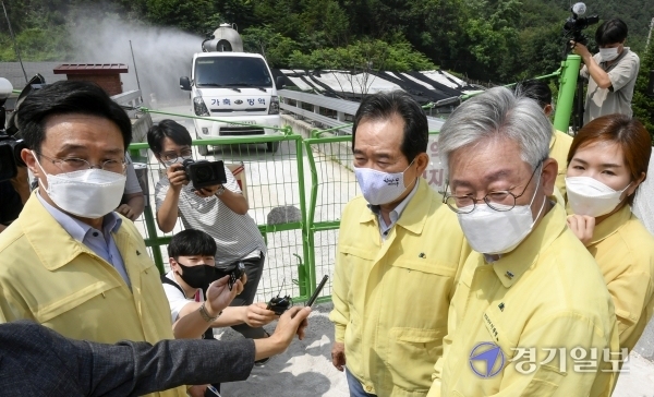 정세균 국무총리와 이재명 경기도지사가 18일 포천시 일동면 양돈농장에서 아프리카돼지열병 방역 현장을 방문해 방역상황을 점검하고 있다.조주현기자