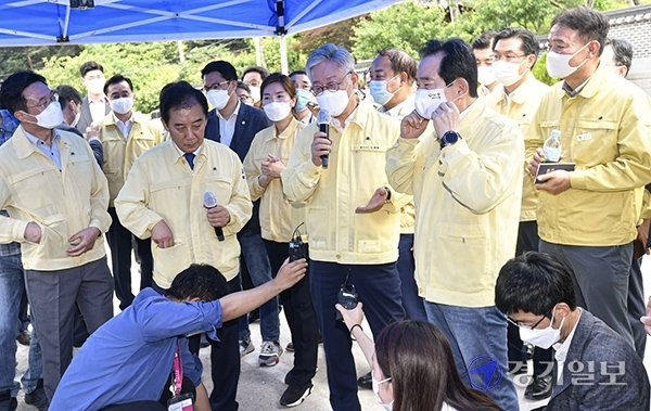 정세균 국무총리와 이재명 경기도지사가 18일 포천시 일동면 양돈농장에서 아프리카돼지열병 방역 현장을 방문해 방역상황을 점검하고 있다.조주현기자