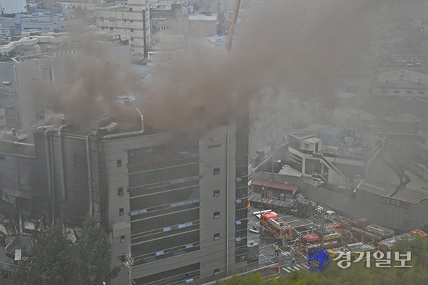 18일 오전 11시 25분깨 의왕시 고천동의 한 화장품용기 제조 공장에서 화재가 발생, 소방관들이 사투중인 화재현장에 검은 연기가 피어오르고 있다. 윤원규기자