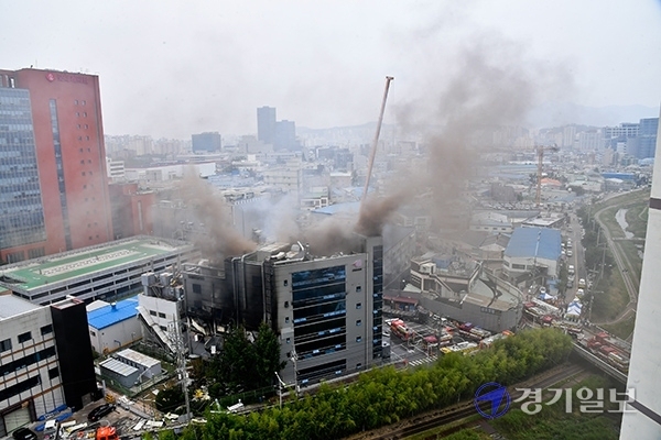 18일 오전 11시 25분깨 의왕시 오전동의 한 화장품용기 제조 공장에서 화재가 발생, 소방관들이 사투중인 화재현장에 검은 연기가 피어오르고 있다. 윤원규기자