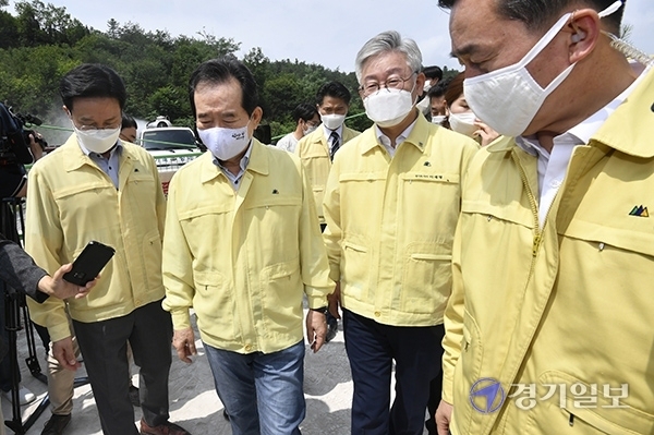 ▲ 정세균 국무총리와 이재명 경기도지사가 18일 포천시 일동면 양돈농장에서 아프리카돼지열병 방역 현장을 방문해 방역상황을 점검하고 있다.조주현기자