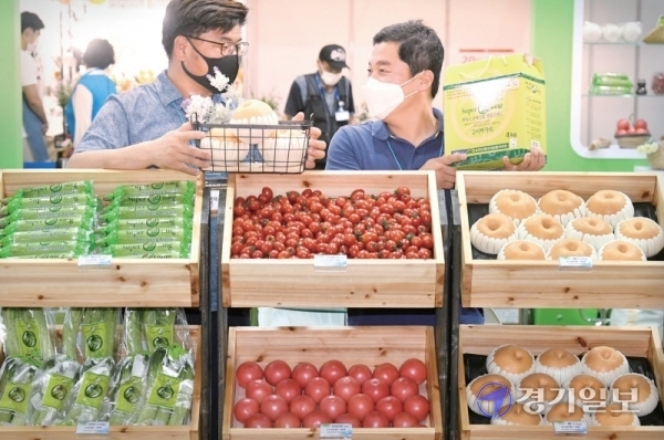 평택시 농ㆍ특산물 브랜드 ‘슈퍼오닝’ 부스에서 관계자들이 과일을 홍보하고 있다.