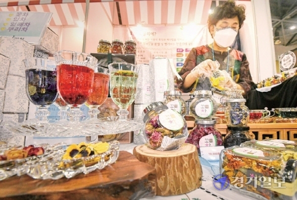 꽃차 소믈리에 부스에서 관계자가 다양한 종류의 꽃차를 내리고 있다.