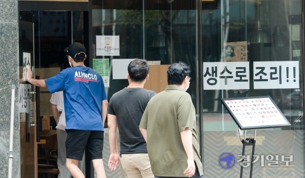 인천시 서구 수돗물 유충사태로 인한 지역 주민들의 불안감을 말해주듯 18일 오후 '생수사용' 안내문이 붙은 서구의 한 분식집으로 손님들의 발길이 이어지고 있다. 장용준기자