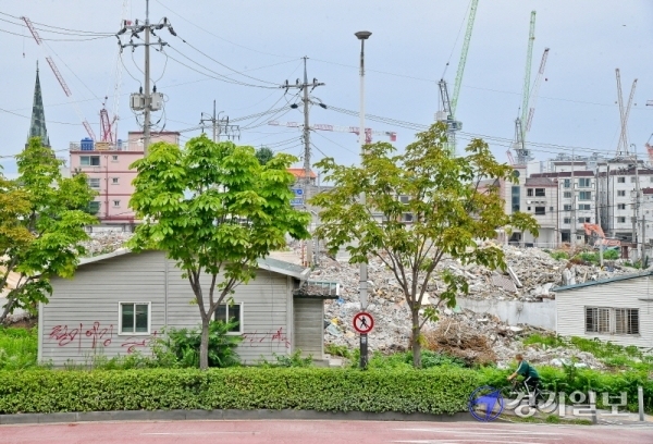 19일 오전 수원시 매교동 재개발지역의 철거를 앞둔 건물마다 붉은색 스프레이로 철거예정, 공가 등이 흉물스럽게 쓰여 있다. 이날 경기도는 이주가 진행 중인 정비구역의 슬럼화 방지 및 미관을 개선하기 위해 스프레이 표시를 금지하고 현수막과 디자인 스티커를 활용할 것이라고 밝혔다. 김시범기자