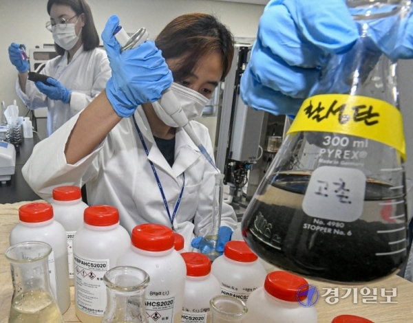 인천 지역 수돗물에서 깔따구 유충이 발견된 가운데 전국 정수장에 대한 긴급 점검 조치가 내려진 20일 오후 김포상하수도사업소 먹는물수질검사팀이 여과지에서 채취한 활성탄 등에 대한 예방적 정밀조사를 하고 있다.조주현기자
