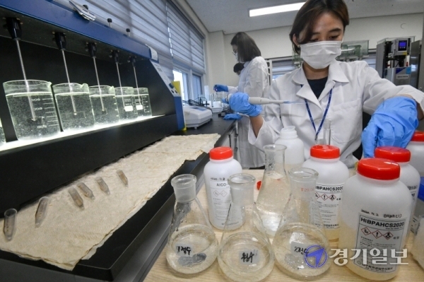 인천 지역 수돗물에서 깔따구 유충이 발견된 가운데 전국 정수장에 대한 긴급 점검 조치가 내려진 20일 오후 김포상하수도사업소 먹는물수질검사팀이 여과지에서 채취한 활성탄 등에 대한 예방적 정밀조사를 하고 있다.조주현기자