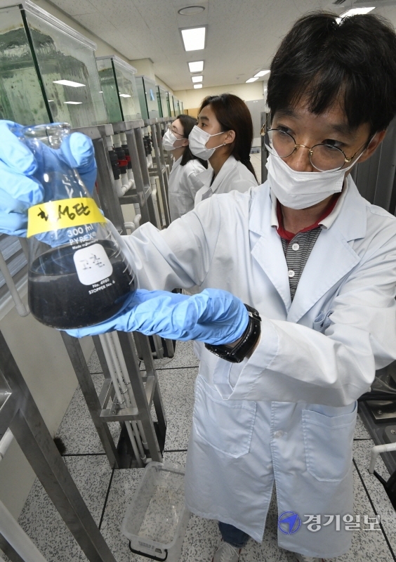 인천 지역 수돗물에서 깔따구 유충이 발견된 가운데 전국 정수장에 대한 긴급 점검 조치가 내려진 20일 오후 김포상하수도사업소 먹는물수질검사팀이 여과지에서 채취한 활성탄 등에 대한 예방적 정밀조사를 하고 있다.조주현기자