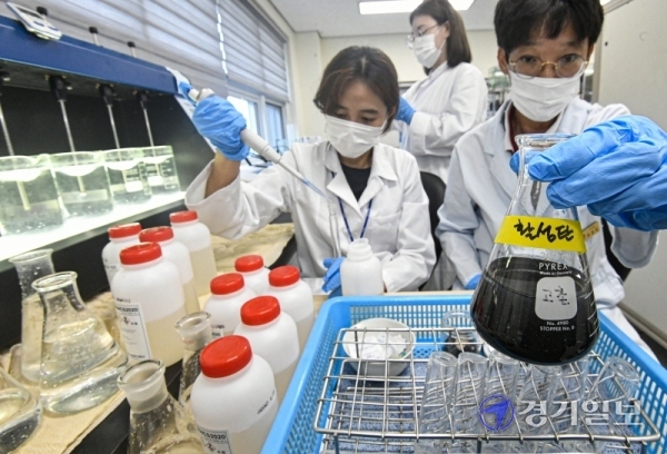 인천 지역 수돗물에서 깔따구 유충이 발견된 가운데 전국 정수장에 대한 긴급 점검 조치가 내려진 20일 오후 김포상하수도사업소 먹는물수질검사팀이 여과지에서 채취한 활성탄 등에 대한 예방적 정밀조사를 하고 있다.조주현기자