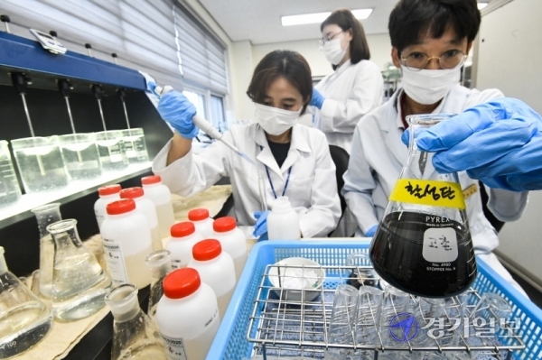 인천 지역 수돗물에서 깔따구 유충이 발견된 가운데 전국 정수장에 대한 긴급 점검 조치가 내려진 20일 오후 김포상하수도사업소 먹는물수질검사팀이 여과지에서 채취한 활성탄 등에 대한 예방적 정밀조사를 하고 있다.조주현기자