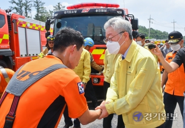 21일 오전 8시 29분께 화재가 발생한 용인시 처인구 양지면 SLC물류센터 현장을 방문한 이재명 경기도지사가 소방대원을 격려하고 있다. 윤원규기자