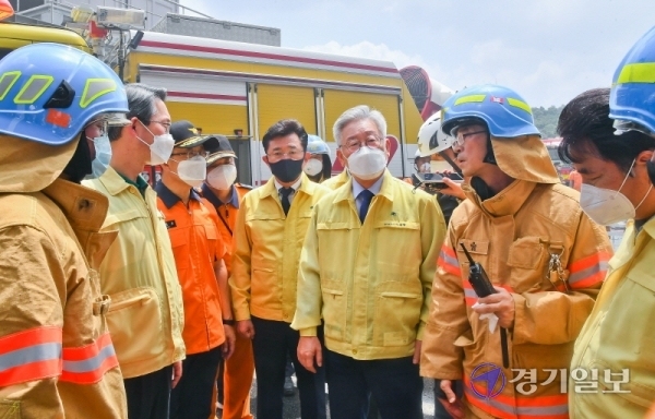 21일 오전 8시 29분께 화재가 발생한 용인시 처인구 양지면 SLC물류센터 현장을 방문한 이재명 경기도지사가 현장 브리핑을 받고 있다. 윤원규기자