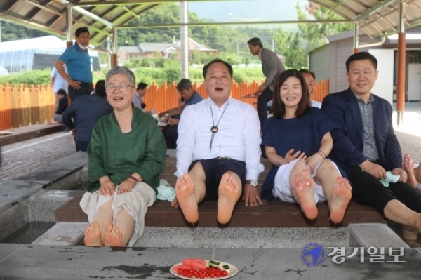 21일 정동균 양평군수가 양평군 개군면 내리 산수유 헬스투어코스를 방문, 주민들과 족욕을 즐기고 있다. 장세원기자