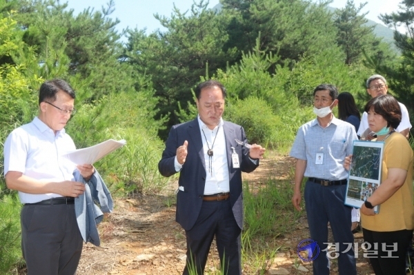21일 정동균 양평군수가 양평군 개군면 내리 산수유 헬스투어코스를 방문, 직원들과 함께 현장을 점검하고 있다. 장세원기자