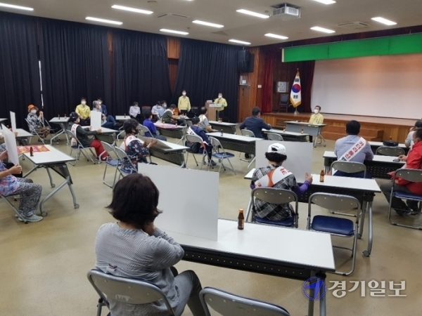 21일 여주시 대신ㆍ북내면 일부 주민들이 이항진 시장을 만나 북내면 외룡리에 건립 예정인 천연가스발전소 조기 건립을 촉구하고 있다. 류진동기자