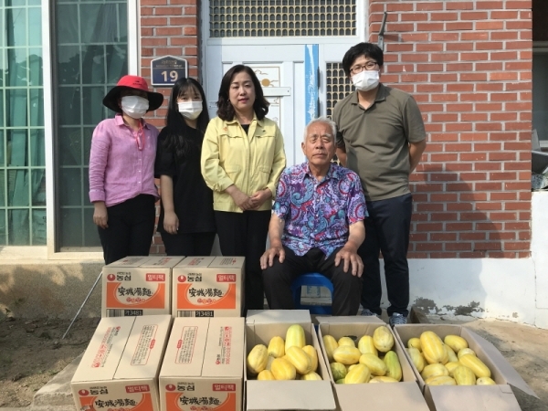 시각장애인 구자한 씨가 강화군 불은면에 기부물품을 전달한 뒤 기념촬영을 하고 있다.