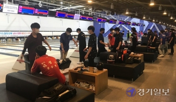 제33회 경기도협회장배 볼링대회에 참여한 고등부 선수들이 마스크를 쓴 채 몸풀기를 하고 있다. 김경수기자