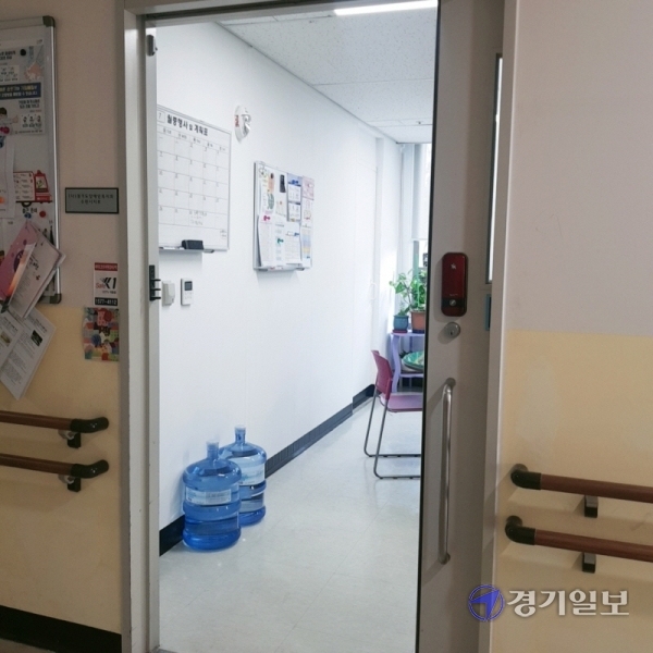 ▲ 경기도장애인복지회 수원시지회 사무실 내 벽이 제거됐다가 다시 세워진 모습. 이연우기자