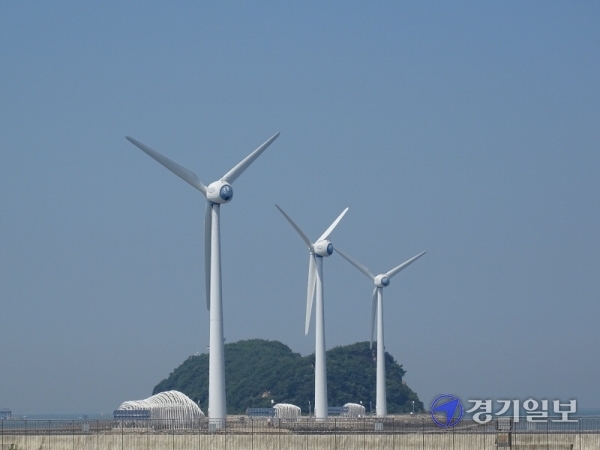 안산시 단원구 선감동 누에섬 인근 공유수면에 설치된 풍력발전기. 최근 기기 노후화로 효율이 떨어져 대책이 요구되고 있다. 구재원기자