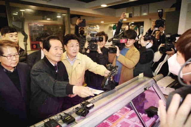 지난 2월 정세균 국무총리와 엄태준 이천시장이 장호원읍에 있는 재래시장을 방문해 온누리상품권으로 물건을 구매하고 있다. 이천시 제공