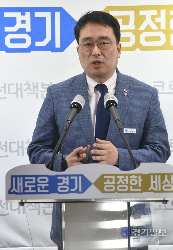 이헌욱 경기주택도시공사 사장이 21일 도청 브리핑룸에서 '경기도형 기본주택' 공급 계획을 발표하고 있다.조주현기자