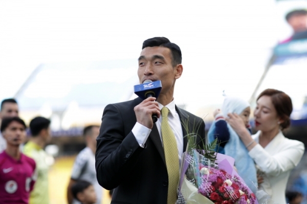지난해 3월 은퇴했던 축구선수 조원희가 수원FC로 복귀해 선수생활을 잇는다. 프로축구연맹