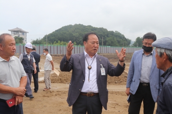 공약이행 평가 현장 점검에 나선 정동균 군수가 22일 오전 용문면 다문지구 주택개발지구에서 지역 유지들과 사업내용에 대해 설명하고 있다.