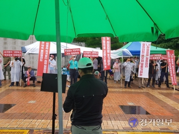22일 남양주시청 앞에서 남양주 양정역세권 원주민들이 LH의 일방적인 이주자택지 공급가 변경에 반발하는 집회를 열고 있다. 심재학기자