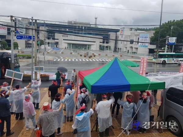 22일 남양주시청 앞에서 남양주 양정역세권 원주민들이 LH의 일방적인 이주자택지 공급가 변경에 반발하는 집회를 열고 있다. 심재학기자