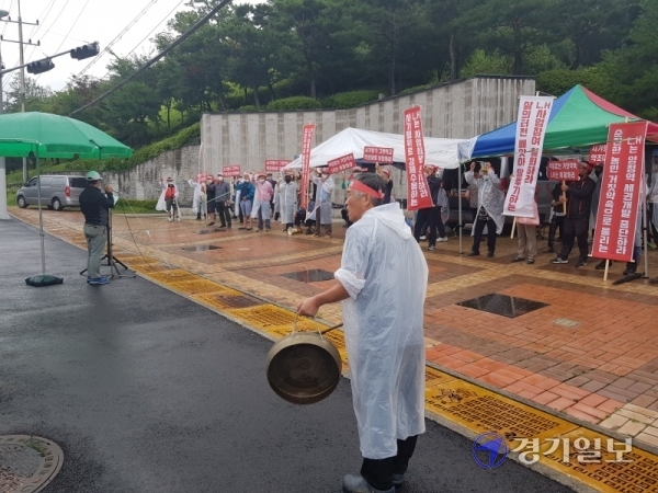 22일 남양주시청 앞에서 남양주 양정역세권 원주민들이 LH의 일방적인 이주자택지 공급가 변경에 반발하는 집회를 열고 있다. 심재학기자