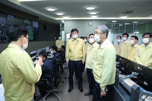 브리핑 받고 있는 박재현 한국수자원공사 사장(가운데).