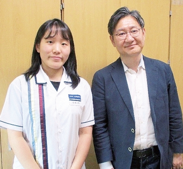 ▲ 박윤수 학생이 유성호 교수와 인터뷰를 마치고 기념촬영을 하고 있다.