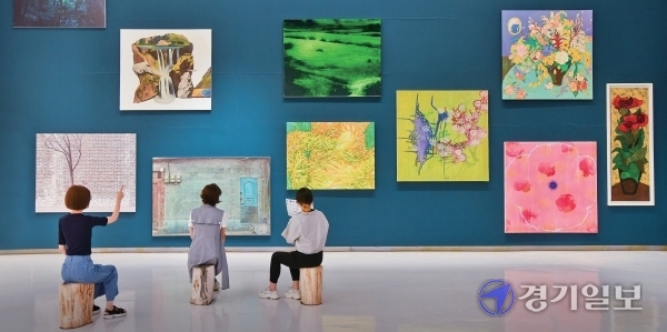 영은미술관 20주년 특별기획전 ‘영은지기, 기억을 잇다 꾸준하게’ 전시 전경. 미술관 1층의 제1전시장에서 7월4일부터 진행되고 있다. 130평, 7m 높이의 전시장에서 회화,조각 등 다양한 종류의 작품을 만나볼 수 있다.