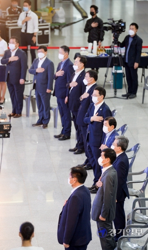 23일 오후 서병조 인천테크노파크 원장과 민민홍 인천관광공사 사장, 윤정목 한국산업단지공단 인천지역본부장, 구본환 인천국제공항공사 사장, 박남춘 인천시장, 이원재 인천경제자유구역청장, 김종필 한국토지주택공사 청라영종사업본부장, 이승우 인천도시공사 사장, 유창경 인천산학융합원 원장(왼쪽부터)등  인천지역 9개 기관장들이 인천시청 중앙홀에서 열린 '인천공항경제권추진협의회 출범식'에서 국민의례를 하고 있다. 장용준기자