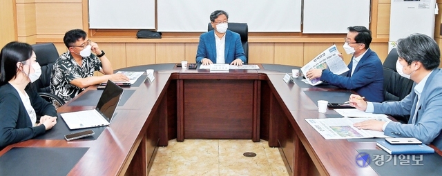 경기일보 독자권익위원회 7월 회의가 열린 23일 본보 소회의실에서 독자권익위 위원들이 편집내용에 대해 평가하고 있다. 윤원규기자
