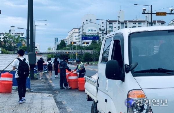 ▲ ㈜한라가 시흥 배곧신도시 서해고 인근 도로 확포장 공사를 진행하면서 서해고 학생들의 등하굣길이 위험천만하다. 김형수기자