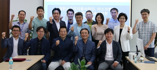 경희대학교 체육대학(원)과 러스크병원ㆍ(주)마르페케어ㆍ대한스포츠지원사업단이 22일 경희대 국제캠퍼스 체육대학 회의실에서 업무협약을 체결한 뒤 관계자들이 기념촬영을 하고 있다. 경희대 체육대학 제공