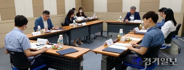 24일 오전 수원 경기도장애인재활협회에서 열린 ‘2020년 경기도장애인재활지원센터 운영위원회’에서 이영재 도 장애인재활협회장, 남성현 운영위원장(두원공대 스마트소프트웨어과 교수) 등이 신임 운영위원에 대한 위촉장 전달식 뒤 첫 회의를 하고 있다. 운영위는 이날 제20회 IT 페스티벌, 장애가정 비장애 청소년 늘품멘토링, 장애청소년 대상 두드림 투게더 등 코로나19 속에 진행될 도 장애인재활협회의 각종 사업 추진방안에 대해 논의했다. 김시범 기자