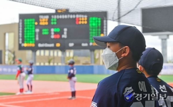 '2020 제3회 화성시장기 전국리틀야구대회'가 열린 24일 화성드림파크 리틀야구장에서 선수가 마스크를 낀채 경기에 참가하고 있다. 윤원규 기자