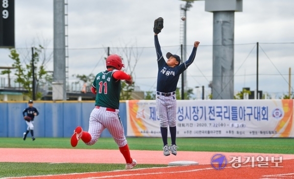 '2020 제3회 화성시장기 전국리틀야구대회'가 열린 24일 화성드림파크 리틀야구장에서 시흥시 리틀야구단 소속선수들이 열띤 경기를 펼치고 있다. 윤원규 기자