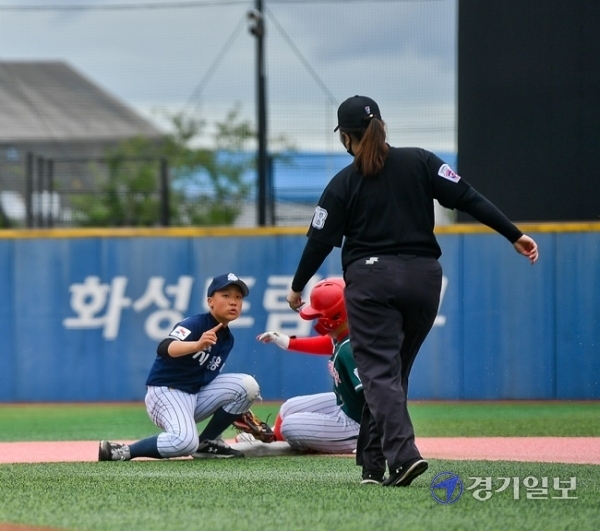 '2020 제3회 화성시장기 전국리틀야구대회'가 열린 24일 화성드림파크 리틀야구장에서 시흥시 리틀야구단 소속선수들이 열띤 경기를 펼치고 있다. 윤원규 기자