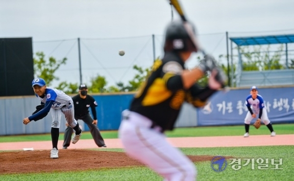 '2020 제3회 화성시장기 전국리틀야구대회'가 열린 24일 화성드림파크 리틀야구장에서 양주시 리틀야구단 소속 손지율 투수가 역투하고 있다. 윤원규 기자