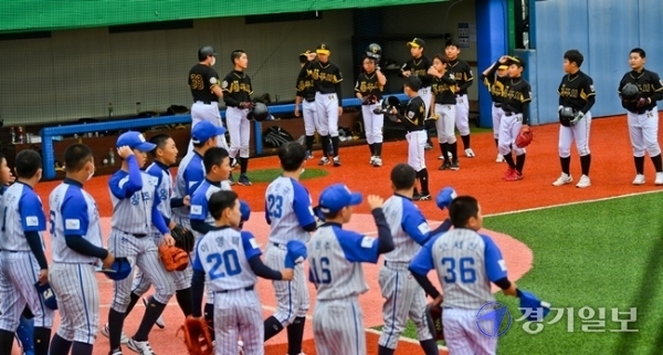 '2020 제3회 화성시장기 전국리틀야구대회'가 열린 24일 화성드림파크 리틀야구장에서 양주시와 충주시 선수들이 시합종료 후 인사하고 있다. 윤원규 기자